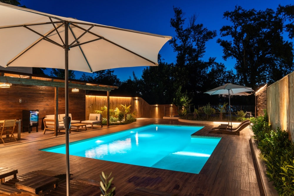 Pool im Garten mit Beleuchtung