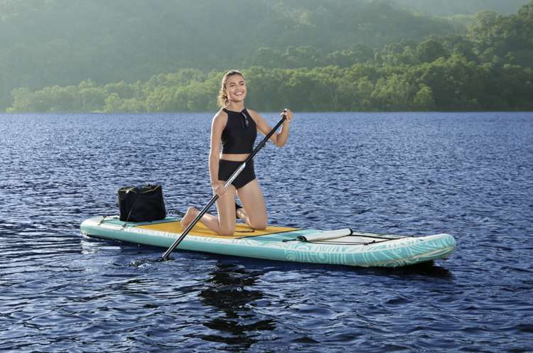 Stand Up Paddleboard mit Frau auf dem Wasser
