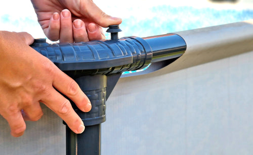 Nahaufnahme der Montage eines Stahlrahmens für einen Pool, gezeigt mit Händen, die den Rahmen justieren – Anleitung von Pool-paradise.de